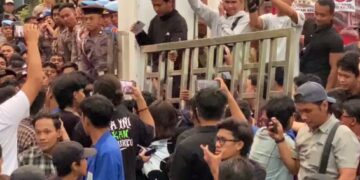 Aksi Massa Memanas, Pagar “Rumah Banjar” Copot dalam Kericuhan dengan Aparat