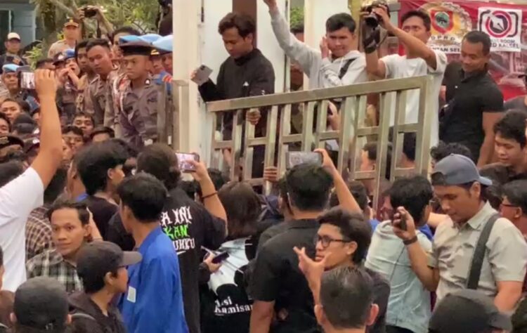 Aksi Massa Memanas, Pagar “Rumah Banjar” Copot dalam Kericuhan dengan Aparat